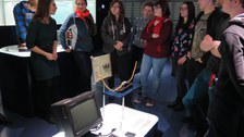 Einer der Ausstellungstische im CERN Control Centre stellt jahrzehntealte Computertechnik aus.
