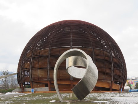 Der Globe of Science and Innovation, ein Kugelhaus aus Holz und Glas, in Vollformat bei nebligem Wetter