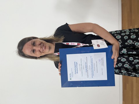 Dr. Christa Müller-Axt hällt Urkunde 