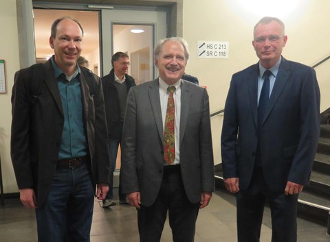 v.l. Prof. Frank Jülicher (MPI-PKS), Preisträger Prof. Jacques Prost und Prof. Roland Ketzmerick, Sprecher der Fakultät Physik.