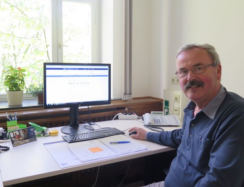 Dr. Walter Keller vor seinem Arbeitsplatz