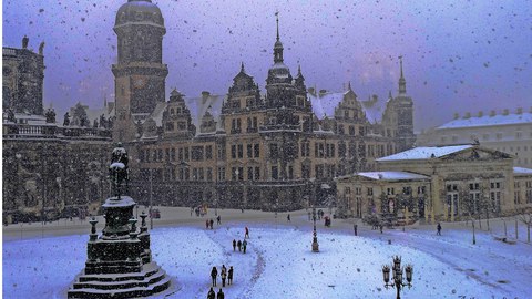 Der Dresdner Goldene Reiter in verschneiter Abenddämmerung