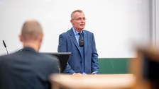 Prof. Roland Ketzmerick steht vor dem Hörsaal.