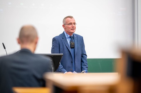 Prof. Roland Ketzmerick steht vor dem Hörsaal.