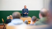 Blick von hinten im Hörsaal auf Prof. Roland Ketzmerick.