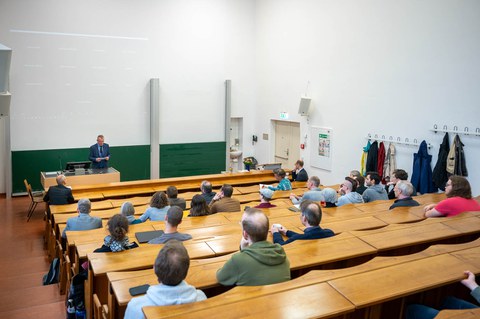 Blick von hinten in den Hörsaal.