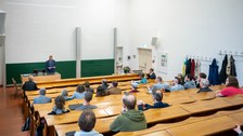 Blick von hinten in den Hörsaal.
