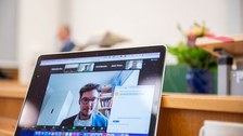 Der Preisträger ist online zugeschaltet. Blick auf den Bildschirm.