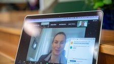 Bildschirmaufnahme einer Videozuschaltung der Preisträgerin. 