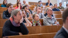 Gäste im Hörsaal schauen nach vorn.