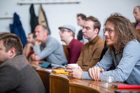 Gäste sitzen im Hörsaal.