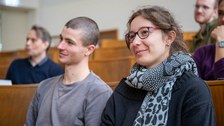 Zwei Menschen, die nach vorn schauen.
