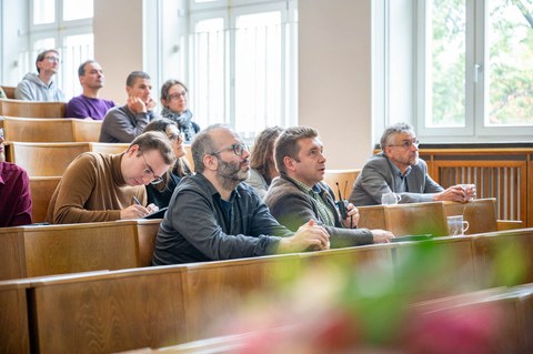 Blick in den gefüllten Hörsaal.