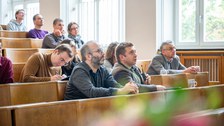 Blick in den gefüllten Hörsaal.