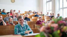 Blick in den gefüllten Hörsaal.