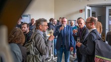Lockeres Beisammensein im Foyer des Physik-Gebäudes.