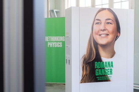Ausstellung mit Wänden, die jeweils ein Portrait und weitere Informationen zu einer Quantenphysikerin bereithalten. Zwischen den Wänden mehrere Menschengruppen bei der Eröffnungsfeier. Alles im Foyer des Kulturpalasts Dresden