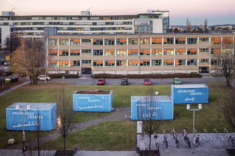 "StartupCubes" der TU Dresden. Vier blaue Container, in denen ausgewählte Personen an ihren neuen Projekten arbeiten können.