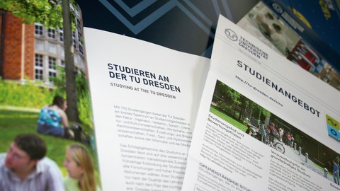 Das Foto zeigt Informationsmaterial der TU Dresden. Vordergründig ist ein Heft zum Thema "Studieren an der TU Dresden" und ein Informationsblatt zum Studienangebot.