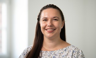 Portrait photo of Mandy Gedicke
