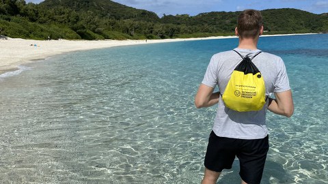 Foto einer Person, die im Wasser am Strand steht