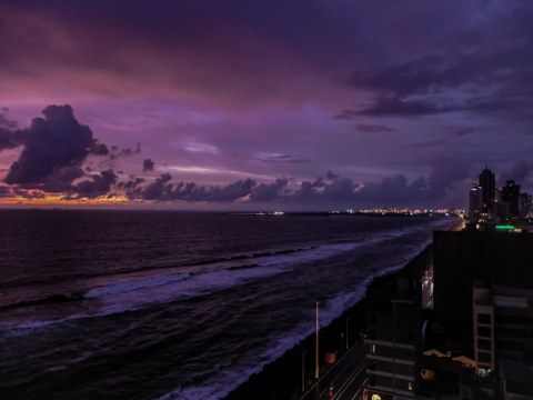 Stadt am Meer bei Nacht