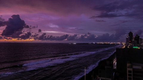 Stadt am Meer bei Nacht