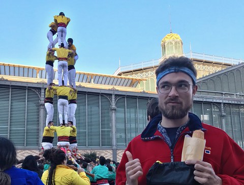 Ein Student der TUD steht vor einem Castell. Im Castell stehen bisher vier menschliche Turmebenen auf der Basis.