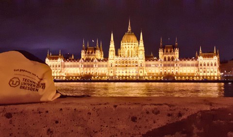 Ungarns Parlament mit TU-Rucksack