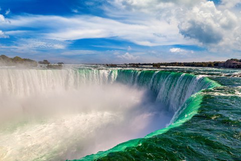 the water masses of the Horseshoe Fall shown from the side