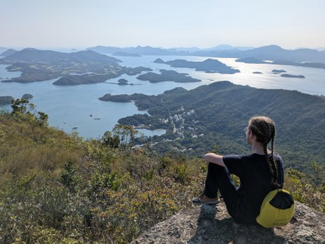 Hongkong_Sai Kung West Country Park Ausblick vom Tai Tun auf die Tsam Chuk Wan Bucht Wandern_Rucksack_2026_FW_Béla Richarts.jpg