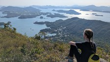 Hongkong_Sai Kung West Country Park Ausblick vom Tai Tun auf die Tsam Chuk Wan Bucht Wandern_Rucksack_2026_FW_Béla Richarts.jpg
