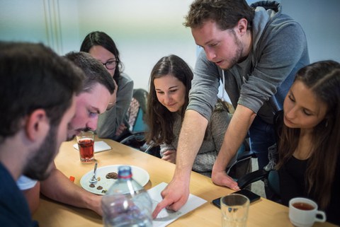 Studierende am Tisch