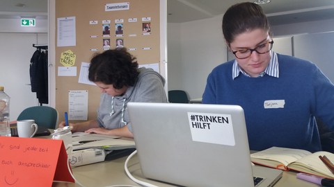 Die Schreibberaterinnen Elisabeth und Tatjana begleiten den Schreibmarathon.