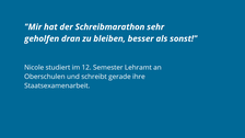 Auf einem Hintegrund in blau steht in weiß das Feedback Nicoles: "Mir hat der Schreibmarathon sehr geholfen dran zu bleiben, besser als sonst!"