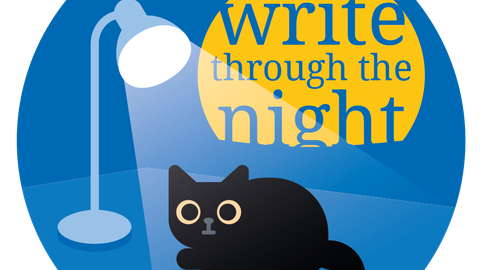 Eine dunkle Katze sitzt mit mondgelb leuchtenden Augen unter einer hell erleuchteten Schreibtischlampe. Im Hintergrund scheint ein Mond, in dem steht: "Write through the Night".