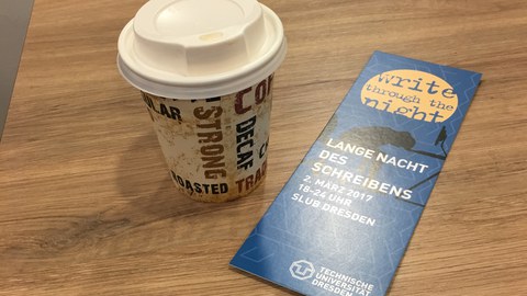 Lesezeichen der LangenNacht des Schreibens mit einem Coffee-To-Go Becher