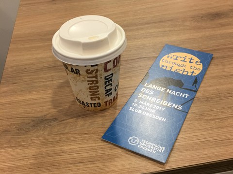 Lesezeichen der LangenNacht des Schreibens mit einem Coffee-To-Go Becher