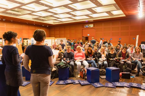 Nina Melching und Ulrike Samuelsson begrüßen die Teilnehmenden zur Langen Nacht des Schreibens im Klemperer-Saal der SLUB.