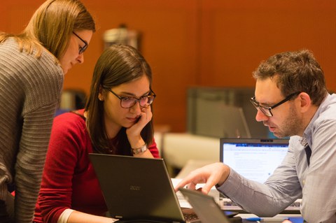 Zwei Studentinnen werden beraten. Ratsuchende und Ratgeber schauen konzentriert auf den PC-Bildschirm.