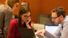 Zwei Studentinnen werden beraten. Ratsuchende und Ratgeber schauen konzentriert auf den PC-Bildschirm.