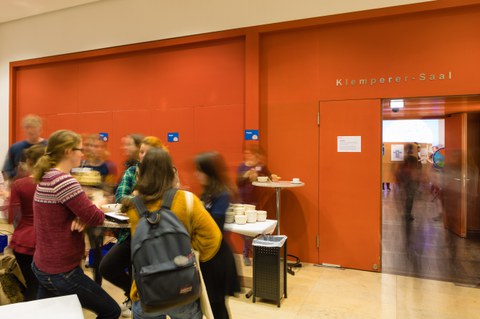 An den Stehtischen vor der Suppenbar sind Teilnehmende der Langen Nacht des Schreibens im Gespräch.