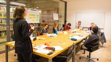 Eine Gruppe Studierender sitzt in einem Arbeitsraum der SLUB zusammen in einem Workshop des Schreibzentrums.