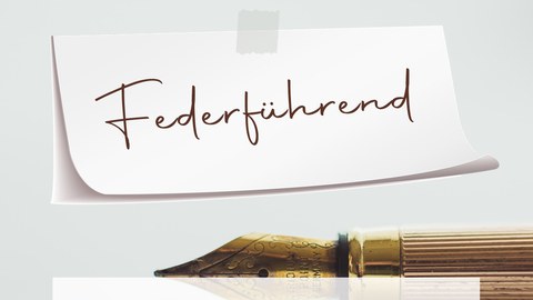 Header: "Team Digitale Lehre meets Schreibzentrum der TU Dresden", below a photo of a gold-colored fountain pen, with notes on it, from left to right: "Federführend", "Einblicke vom GSW-Schlaglichttag 2023"