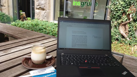 Auf den Terassenplätzen der Coffeebar insGrüne lässt es sich unter den Sonnenschirmen entspannt mit einem Laptop arbeiten.