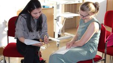 Absprache zweier Studentinnen