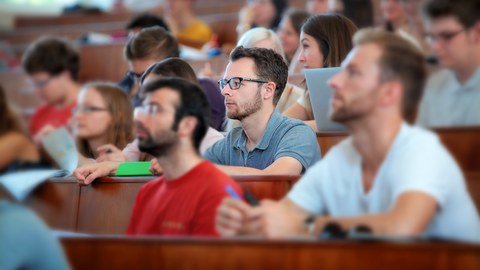 Foto von Studierenden im Hörsaal