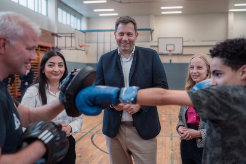 https://de.487888.xyz/studium/nach-dem-studium/alumniportraets/nur-wenn-man-politische-prozesse-versteht-kann-man-gesellschaftliche-veraenderungen-bewirken