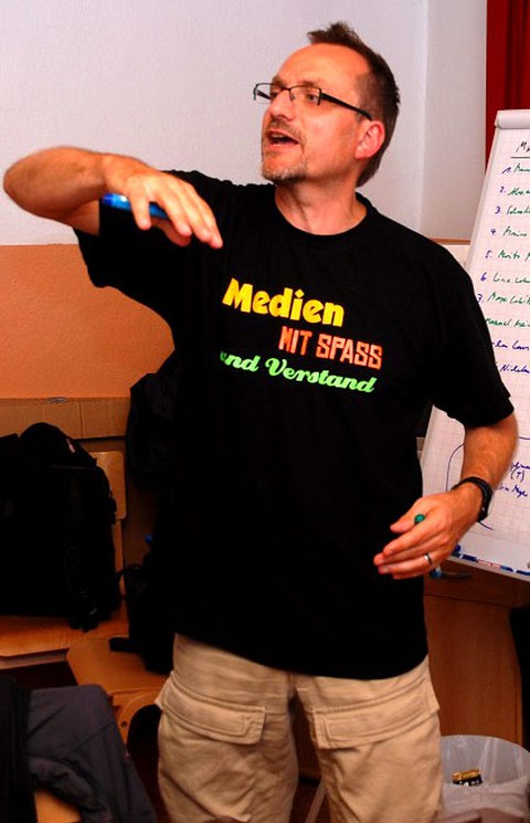 Das Foto zeigt Andreas Edhofer bei einem Vortrag.