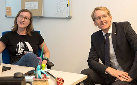 This photos shows Anja Lorenz and Schleswig-Holstein’s Minister President, Daniel Günther. They are sitting at a table together.